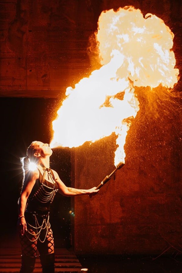 Feuer Shows Junggsellenabschied Feuerspuckerin aus Dortmund